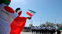 Aktivis mengibarkan bendera Somaliland di depan barisan tentara Republik Somalia (AFP/Mohamed Adiwahab)