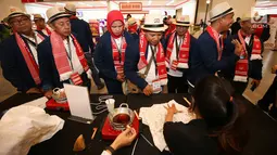 Peretail tradisional binaan Sampoerna melihat aktivitas membatik pada acara Pesta Retail Nasional 2018 di Serpong, Kamis (22/11). Berbagai aktivitas menarik disiapkan untuk menambah kemeriahan dan melengkapi acara. (Liputan6.com/HO/Ading)