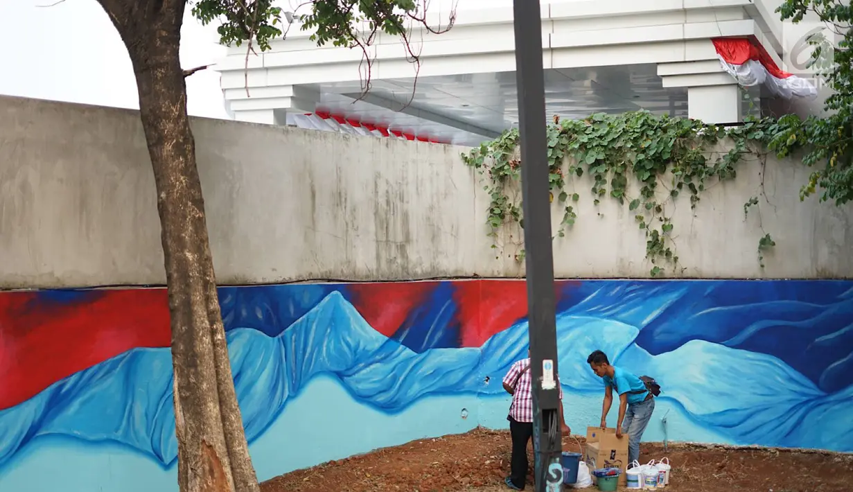 Mural menghiasi tembok dalam acara Mural Cikini Project #1 di Taman Plaza Teater Besar, Taman Ismail Marzuki, Jakarta, Jumat (23/8/2019). Project #1/Mural Cikini yang diikuti oleh 4 seniman digelar dalam rangka menata estetika ruang publik sebagai sarana interaksi visual.(Liputan6.com/Faizal Fanani)