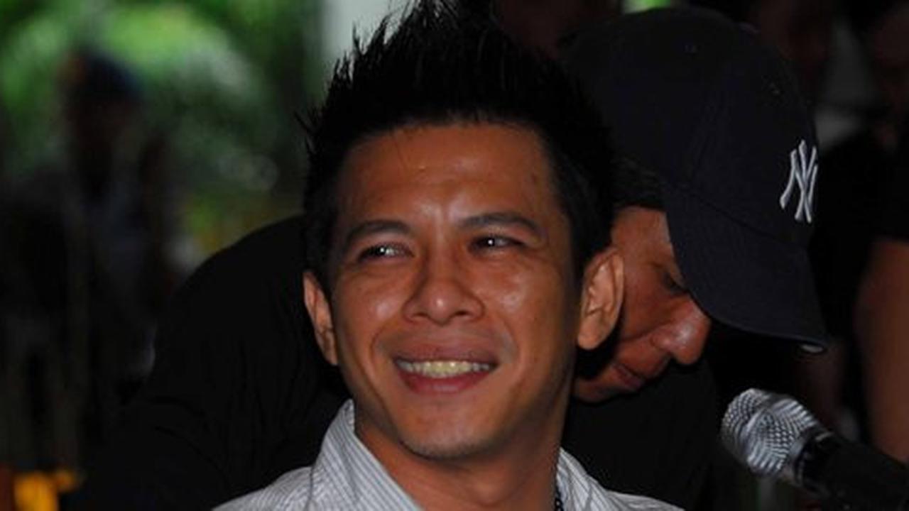 Ariel dan Sophia taburkan bunga di Makam Adnan Buyung
