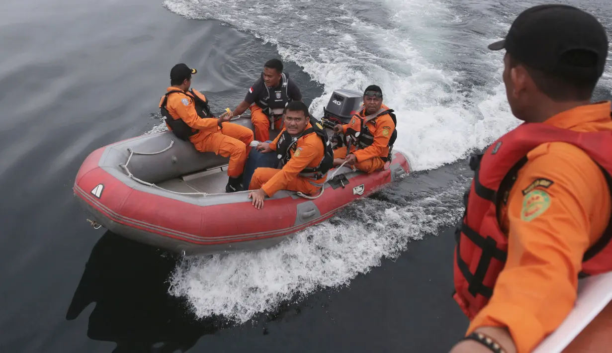 Personel Basarnas melakukan pencarian korban KM Sinar Bangun yang tenggelam di Danau Toba, Sumatra Utara, Rabu (20/6). Hingga hari ketiga, sebanyak 18 penumpang selamat, dua tewas dan 160 lainnya masih dalam proses pencarian. (AP/Binsar Bakkara)