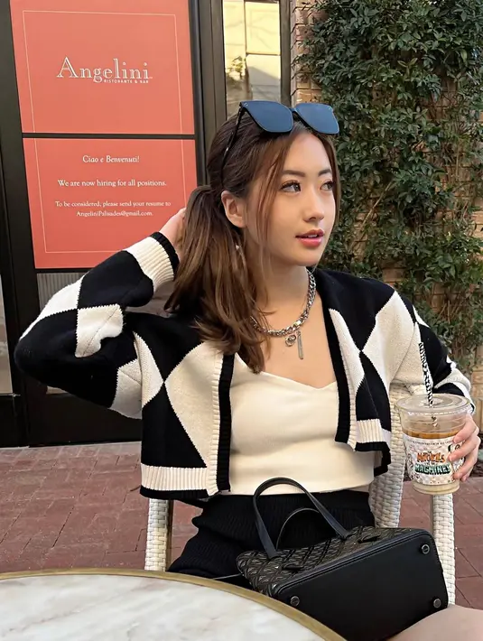 Tidak jarang mendapat pujian bak bidadari tanpa sayap, penyanyi yang pernah kolaborasi dengan Dewa 19 ini memang punya gaya yang stylish. Ia pun kerap tampil keren dengan berbagai pilihan busana monochrome yang terlihat menawan. (Liputan6.com/IG/@valeriepola)
