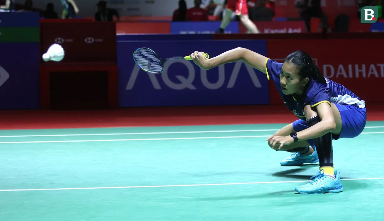 Tunggal putri Indonesia, Putri Kusuma Wardani, saat melawan wakil Jepang, Natsuki Nidaira, pada babak 16 besar Indonesia Masters 2024 di Istora Senayan Jakarta, Indonesia, Kamis (25/1/2024). Putri kalah dua gim langsung dengan skor 20-22 dan 16-21. (Bola.com/