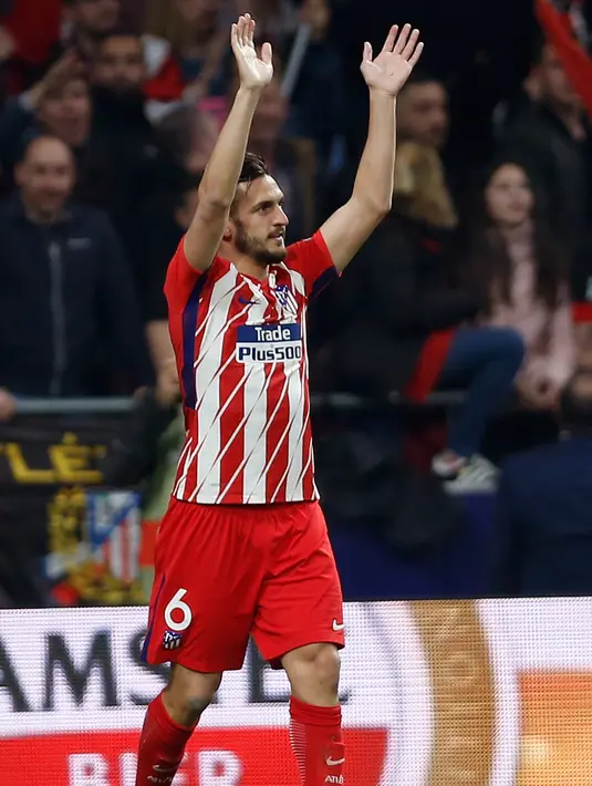 Koke melakukan selebrasi mencetak gol pembuka untuk Atletico Madrid saat melawan Sporting Lisbon dalam pertandingan Liga Europa di stadion Metropolitano, Madrid (5/4). Koke mencetak gol cepat pada pertandingan ini. (AP Photo / Francisco Seco)