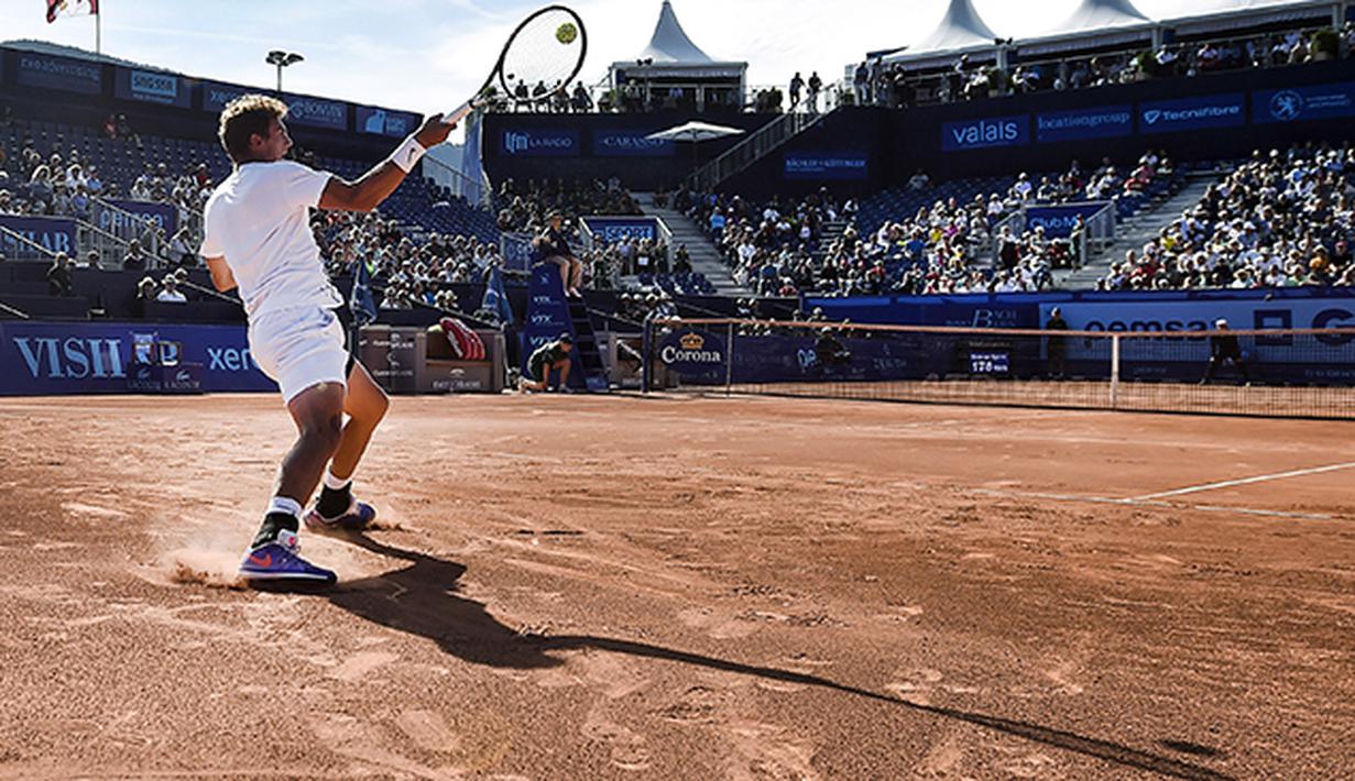 Petenis Swiss Henri Laaksonen memukul bola saat bertanding melawan petenis Portugal Joao Sousa pada Turnamen Tenis Swiss Open di Gstaad, Swiss, Selasa (28/07/2015). (EPA/Peter Schneider)