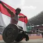 Pebalap kursi roda Indonesia, Jaenal Aripin, melakukan selebrasi usai meraih medali perak pada Asian Para Games cabang atletik nomor balap kursi roda 200 meter T 54 di SUGBK, Jakarta, Jumat (12/10). (Bola.com/Vitalis Yogi Trisna)