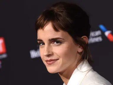 Aktris Emma Watson tiba di BAFTA Los Angeles Awards Season Tea Party di Four Season Hotel di Beverly Hills, California, (6/1). Bintang film 'Beauty and the Beast' ini tampil beda dengan berponi pendek. (AFP Photo/Chris Delmas)