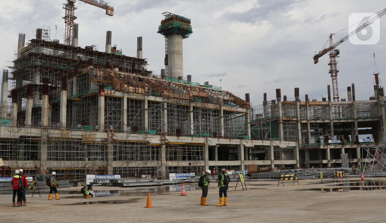 Aktivitas pekerja konstruksi pembangunan Jakarta International Stadium, Jumat (23/10/2020). Hingga pekan ke-59, progres konstruksi Jakarta International Stadium sudah mencapai 31,89 persen dan ditarget akan selesai pada akhir 2021. (Liputan6.comHelmi Fithriansyah)