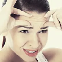 Tidak perlu berusia tua, seseorang bisa memiliki kerutan atau keriput tak menawan di bagian dahi atau kening mereka akibat stres dan lainnya.