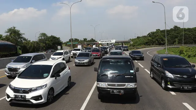Kepadatan Jalan Tol Jakarta Cikampek Jelang Natal