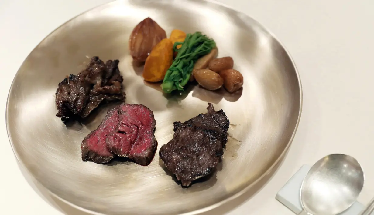 Gambar yang dirilis pada 24 April 2018 memperlihatkan daging sapi panggang dari sapi Hanwoo asli Korea Selatan, yang akan disajikan dalam pertemuan Pemimpin Korea Utara Kim Jong Un dengan Presiden Moon Jae In pada 27 April nanti. (THE BLUE HOUSE via AP)