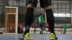 Pemain Timnas Futsal Indonesia, Andri Kurniawan (10) saat berebut bola dengan kiper Antam FC pada laga uji coba di Tifosi Sport Center, Jakarta Timur, (13/1/2017). Timnas Futsal menang 5-2. (Bola.com/Nicklas Hanoatubun)