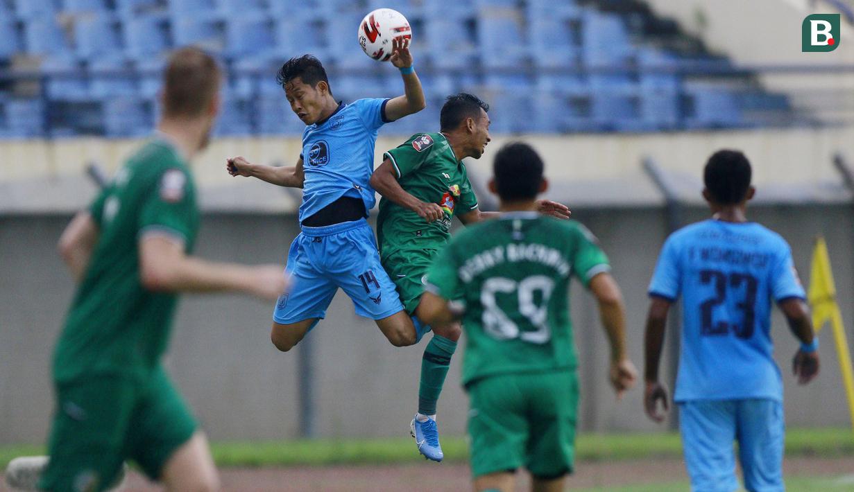 Pemain PSS Sleman, Irfan Jaya (kanan), berduel udara dengan pemain Persela Lamongan, Birul Walidain dalam laga matchday ke-2 Grup C Piala Menpora 2021 di Stadion Si Jalak Harupat, Bandung, Minggu (28/3/2021). PSS Sleman bermain imbang 0-0 dengan Persela Lamongan. (Bola.com/M Iqbal Ichsan)
