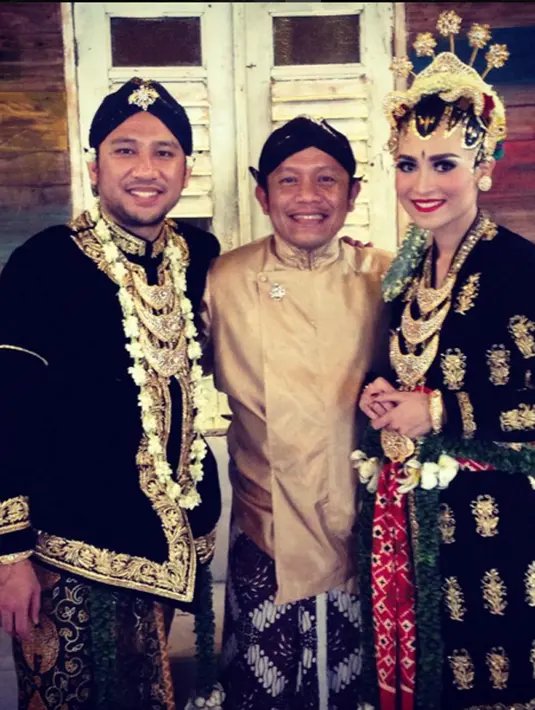 Kedua insan yang tengah berbahagia setelah resmi menjadi suami istri ini terlihat berpose bersama seorang kerabat. “selamat yaa aji..” tulis salah satu netizen memberi komentar. (via instagram/@indikusuma)