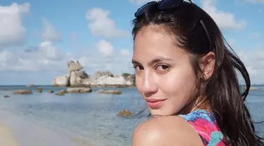 Tanpa polesan makeup, potret Pevita Pearce tetap memesona saat sedang liburan di Pulau Belitung ini. (Liputan6.com/IG/@pevpearce)