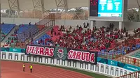 Suporter Timnas Indonesia yang tergabung dalam Ultras Garuda di Stadion Wibawa Mukti, Cikarang. (Bola.net/Fitri Apriani)