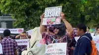 Puluhan massa pendukung gubernur nonaktif DKI Jakarta Basuki Tjahaja Purnama atau Ahok berkumpul di depan Gedung Pengadilan Tinggi DKI. (Liputan 6 SCTV)