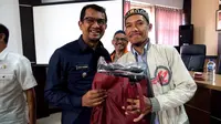 Wabup Garut Helmi Budiman, secara simbolis memberikan seperangkat alat pemotongan kepada salah satu peserta calon penyembelih hewan qurban secara profesioanal di Garut. (Liputan6.com/Jayadi Supriadin)