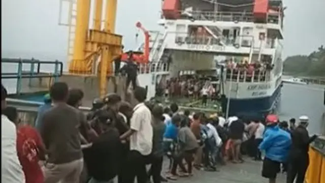 Mobil nyemplung ke Danau Toba