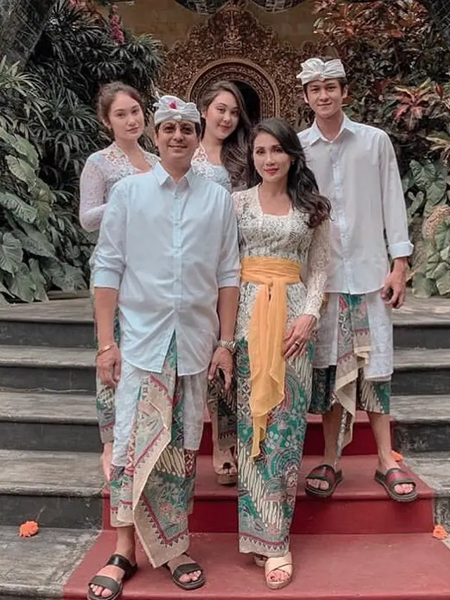 7 Potret Antonio Blanco Jr Bersama Keluarga, Tampil Kompak Dalam Busana Bali