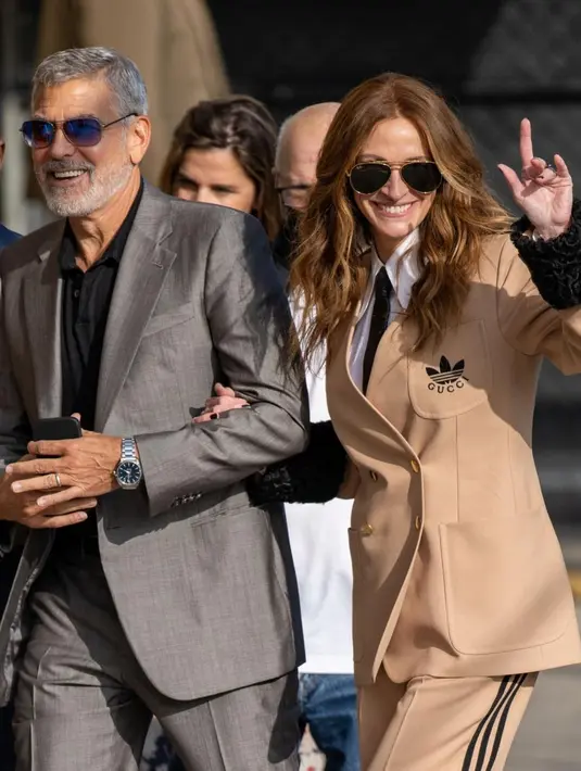 <p>Setelan ini memiliki logo kedua merek di bagian dada. Tiga stripe yang merupakan ciri khas adidas juga terlihat pada bagian celana dan lengan jas. Setelan ini memiliki hiasan bulu karakul hitam palsu di bagian mansetnya. Foto: Vogue.</p>