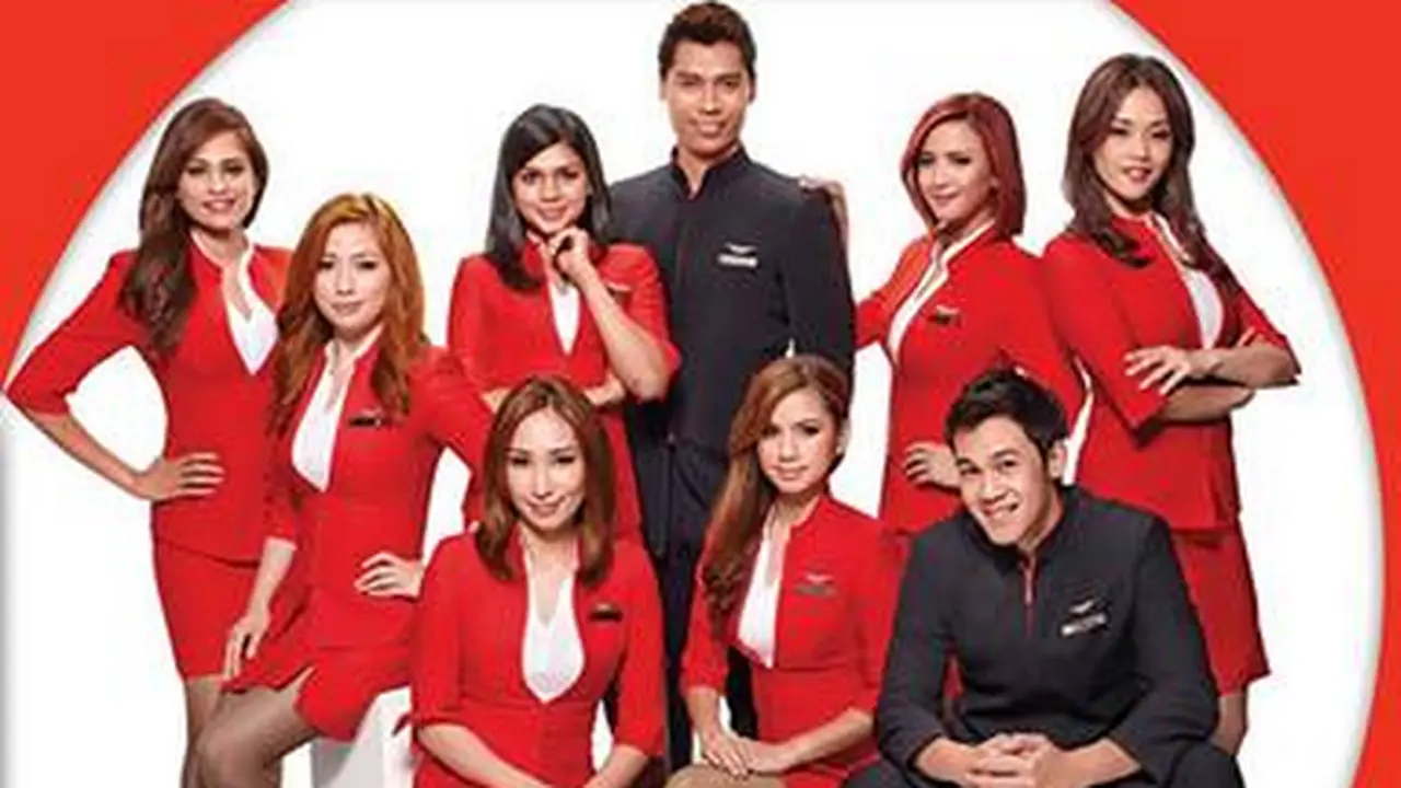 Melihat Modisnya Seragam Pramugari dan Pramugara AirAsia
