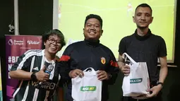 Kelompok suporter United Indonesia mendapat hadiah saat acara Roaring Night Liga Inggris Manchester United vs Arsenal di Giardino Cafe, Kota Tangerang, Minggu (11/05/2024). (Bola.com/M Iqbal Ichsan)
