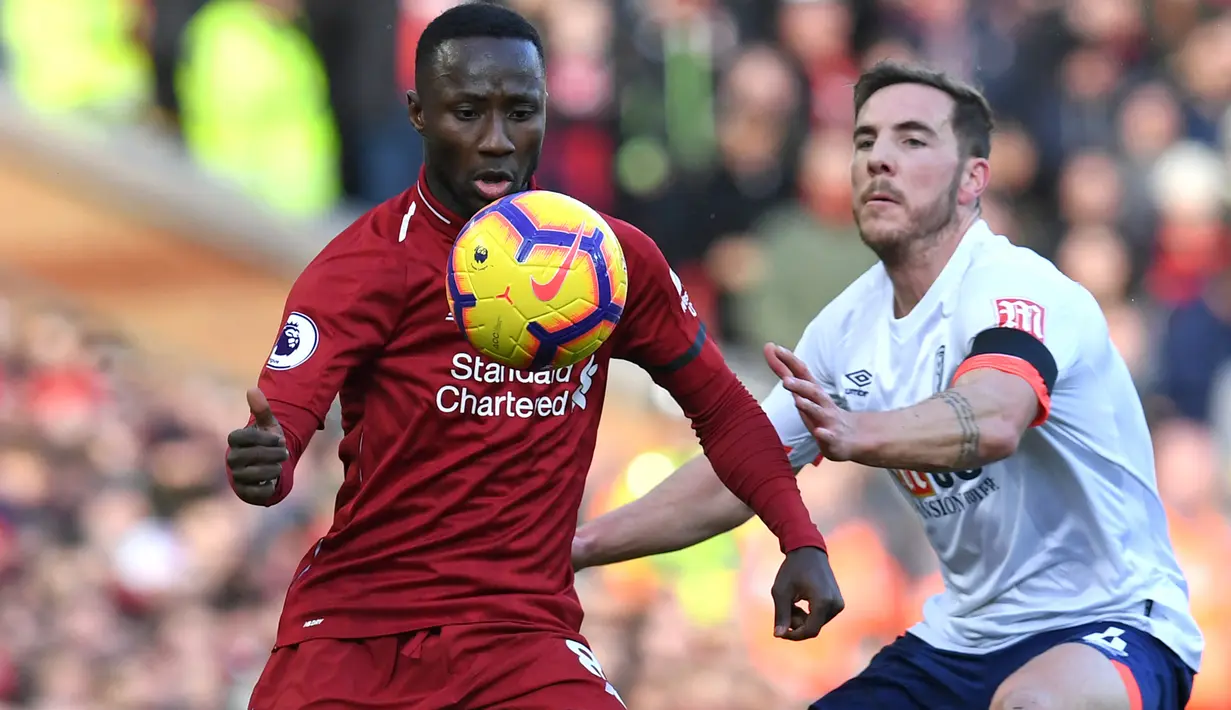 Gelandang Liverpool, Naby Keita (kiri) menguasai bola dibayangi gelandang Bournemouth, Dan Gosling pada laga Liga Inggris 2018/2019 di Anfield Stadium, Liverpool (9/2/2019). Naby Keita didatangkan Liverpool dari RB Leipzig pada awal musim 2018/2019 dengan nilai transfer 60 juta euro. Hingga akhir musim 2022/2023 saat kontraknya berakhir, ia total tampil dalam 129 laga di semua ajang dnegan torehan 11 gol dan 7 assist. Mulai musim 2023/2024 ia memperkuat Werder Bremen. (AFP/Paul Ellis)