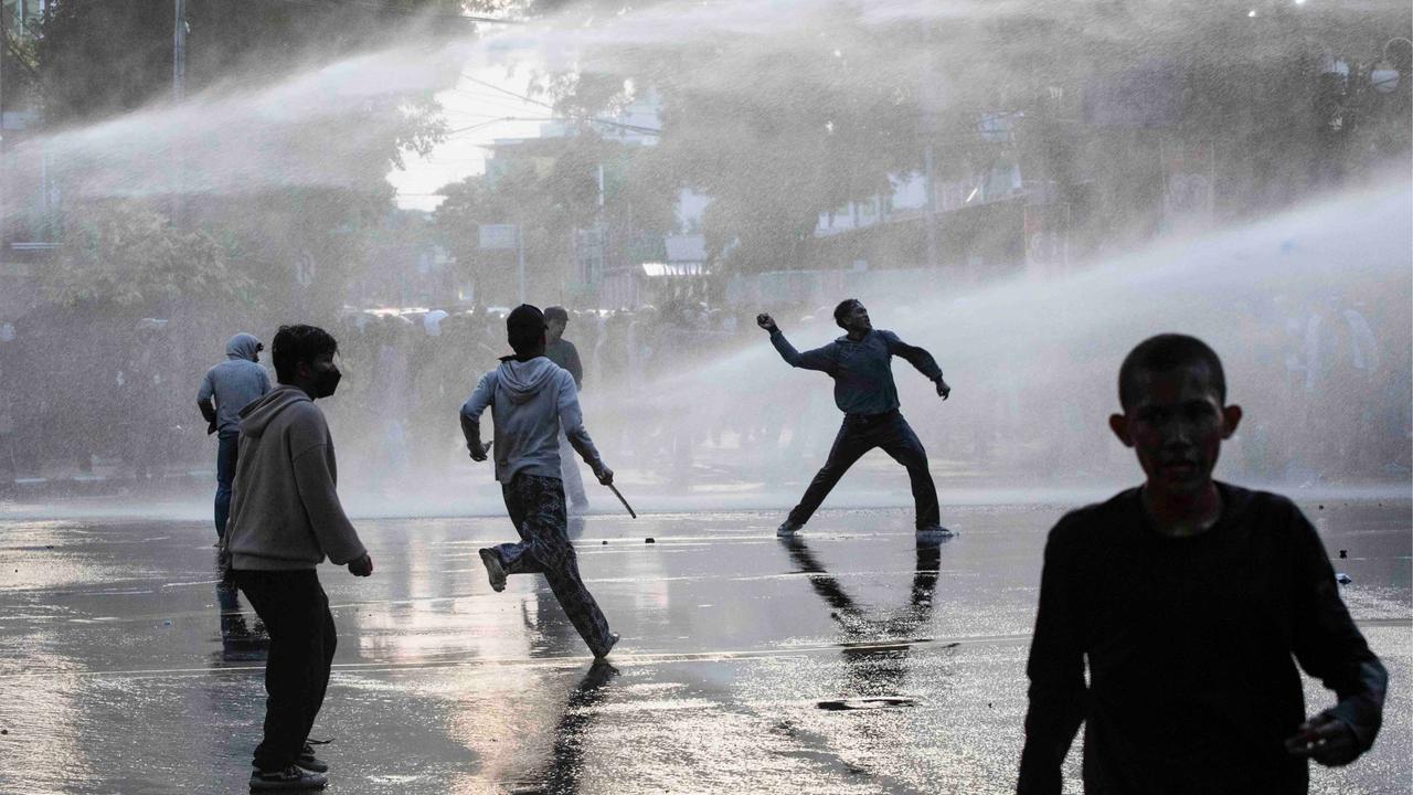 FOTO: Ricuh Aksi Mahasiswa Tolak Tunjangan DPR, Polisi Semprotkan Water Canon