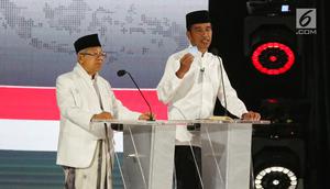 Capres nomor urut 01 Joko Widodo dan Cawapres Ma'ruf Amin menunjukkan kartu andalan saat Debat Pilpres 2019 kelima di Jakarta, Sabtu (13/4). Debat kelima merupakan debat terakhir dalam masa kampanye dan mengambil tema Ekonomi, Kesejahteraan Sosial, Keuangan dan Investasi. (Liputan6.com/Johan Tallo)