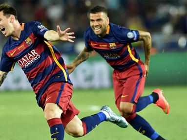 Bintang Barcelona, Lionel Messi bersama Daniel Alves merayakan gol usai membobol gawang Sevilla pada laga UEFA Super Cup di Tbilisi, Georgia, Selasa (11/8/2015). Bercelona menang 5-4 atas Sevilla. (AFP Photo/Kirill Kudryavtsev)