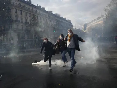 Sejumlah demonstran berlari meninggalkan Lapangan République saat aksi menentang kenaikan biaya hidup sekaligus menyuarakan tuntutan mahasiswa di Paris, Prancis, Sabtu (17/10/2026). (AP Photo/Thibault Camus)