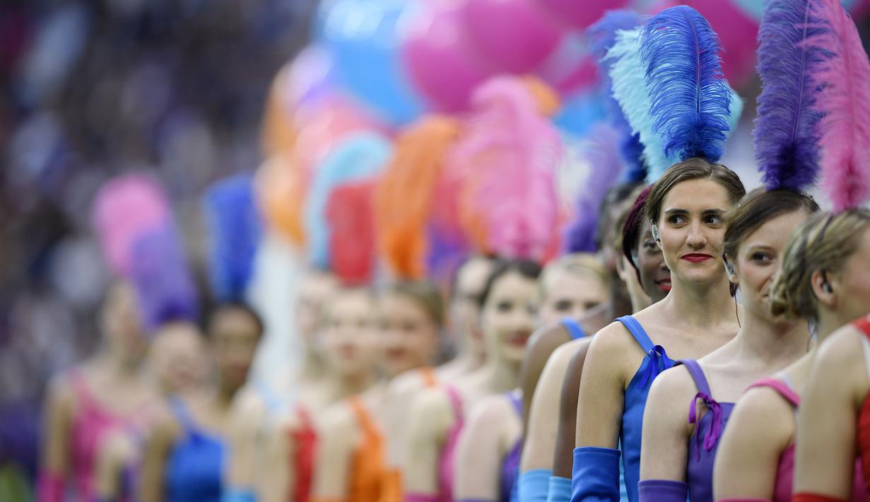 Deretan wanita cantik bersiap untuk menari saat upacara pembukaan Piala Eropa 2016 jelang laga Prancis melawan Rumania di Stade de France, Prancis, Jumat (10/6/2016) atau Sabtu dini hari WIB. (AFP/Francisco Leong) 