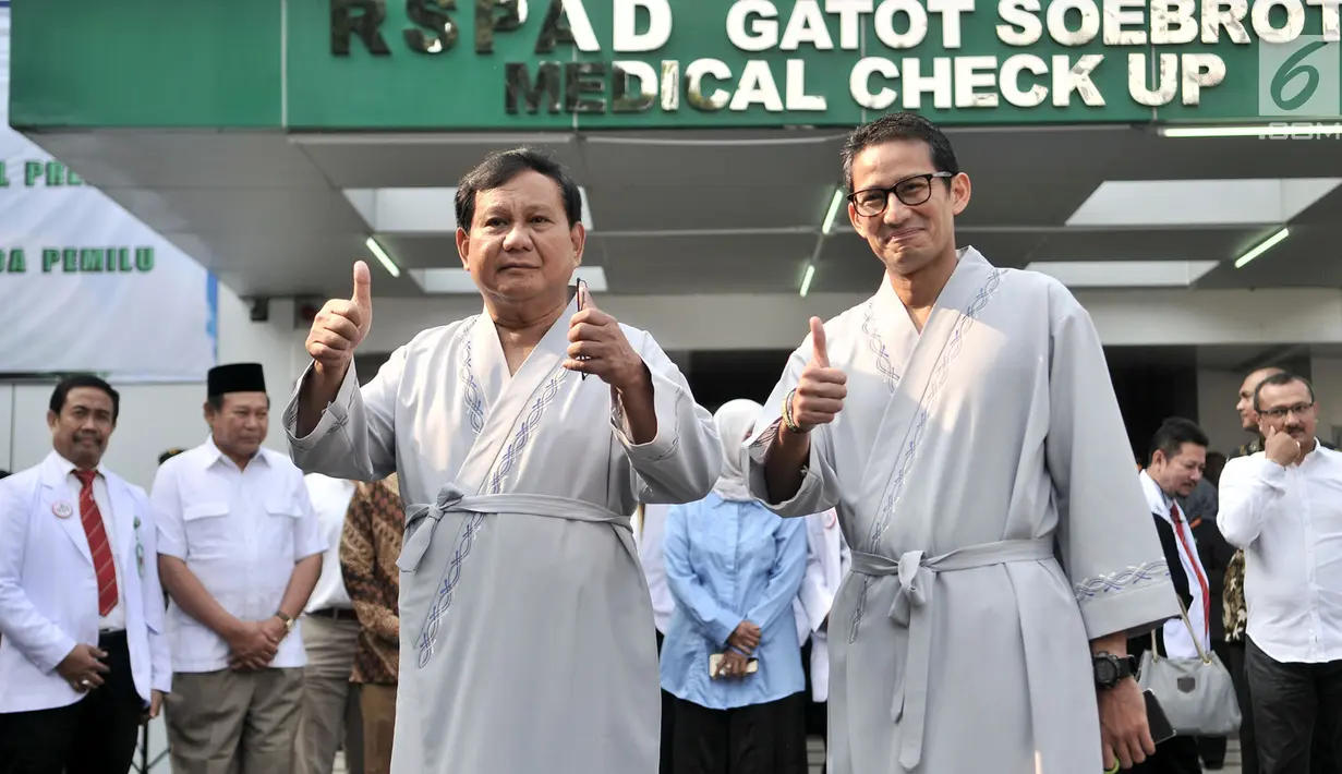 Bakal calon presiden dan wakil presiden Pilpres 2019, Prabowo Subianto (kiri) dan Sandiaga Uno menyapa awak media saat akan menjalanai pemeriksaan awal tes kesehatan di RSPAD Gatot Soebroto, Jakarta, Senin (13/8). (Merdeka.com/Iqbal S. Nugroho)