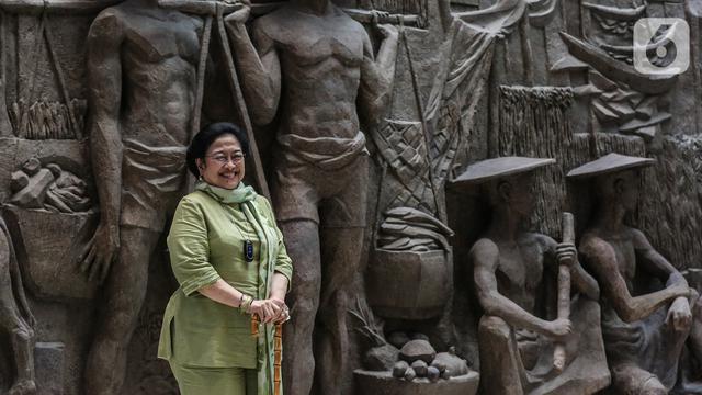 Bersama Menteri BUMN, Megawati Soekarnoputri Menikmati Karya Seni di Sarinah