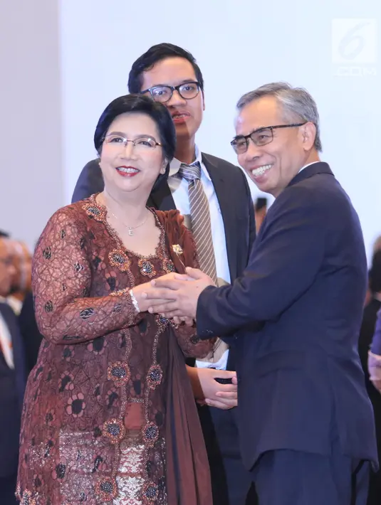 Destry Damayanti berjabat tangan dengan Ketua Otoritas Jasa Keuangan Wimboh Santoso usai dilantik menjadi Deputi Gubernur Senior Bank Indonesia di Gedung MA, Jakarta, Rabu (7/8/2019). Destry Damayanti menjadi Deputi Gubernur Senior BI menggantikan Mirza Adityaswara. (Liputan6.com/Angga Yuniar)