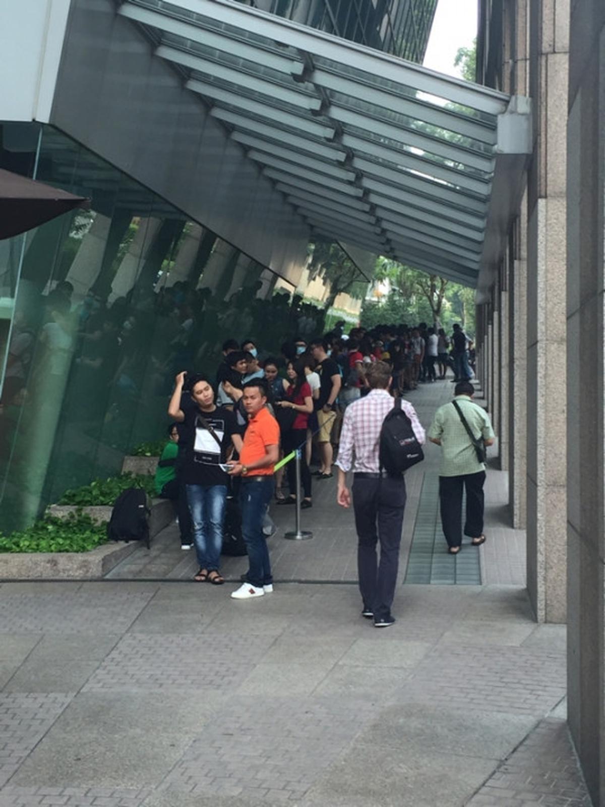 Tak peduli kabut asap, warga Singapura antusias antre iPhone 6s