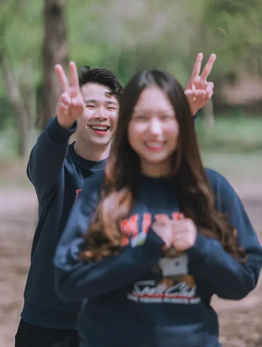 Sweatshirt ini hadir dalam warna navy dan putih yang dibanderol dengan harga Rp1jutaan [@jessnolimit]