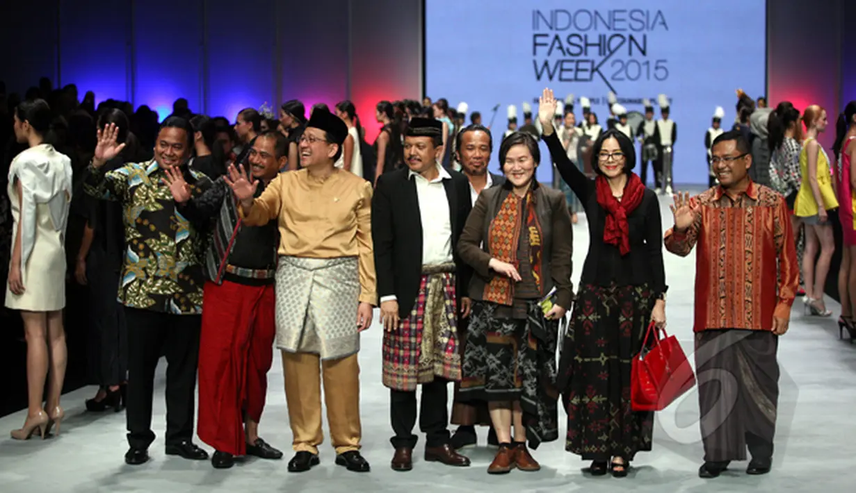 Mendag Rachmat Gobel (kiri), Ketua DPD Irman Gusman (ketiga kiri), desainer senior Poppy Dharsono (kedua kanan) dan Menteri Perindustrian Saleh Husin (kanan) saat pembukaan Indonesia Fashion Week 2015 di JCC, Kamis (26/2). (Liputan6.com/Panji Diksana)