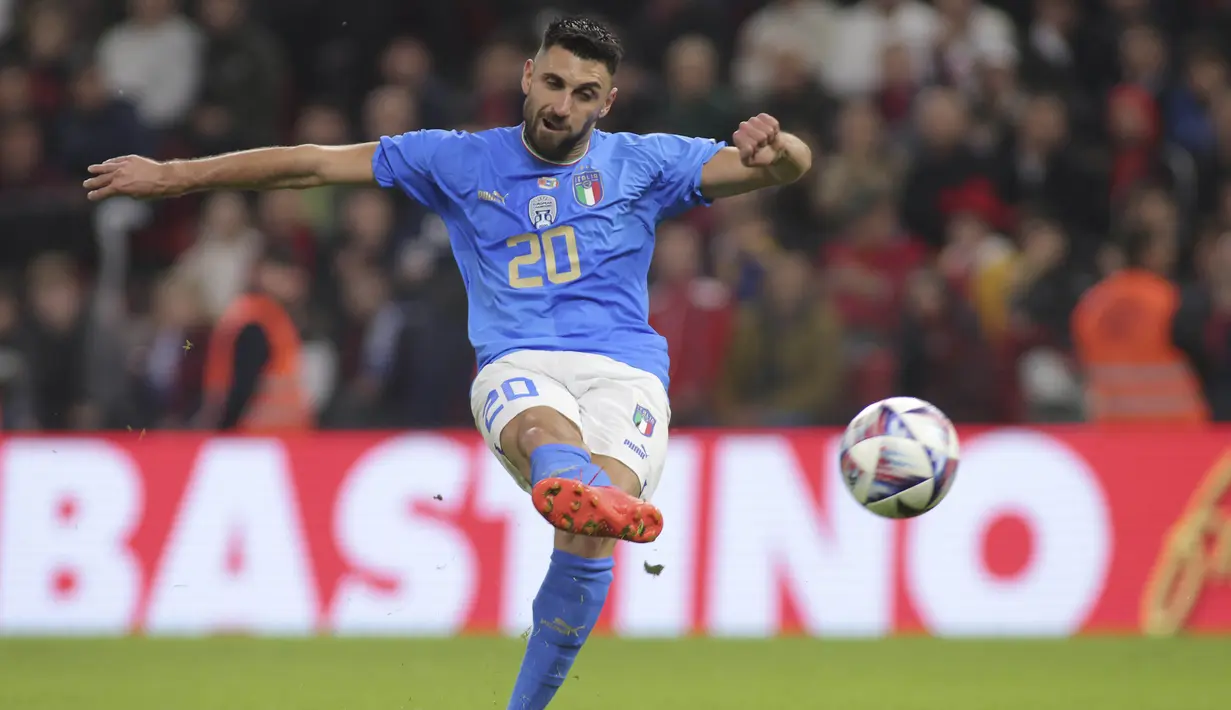Dan pada saat melawan Albania pada pertandingan uji coba di Air Albania Stadium, Rabu (16/11/2022) malam, pemain yang memainkan perannya di sayap kiri kembali mencetak brace untuk kemenangan Timnas Italia 3-1. (AP Photo/Franc Zhurda)