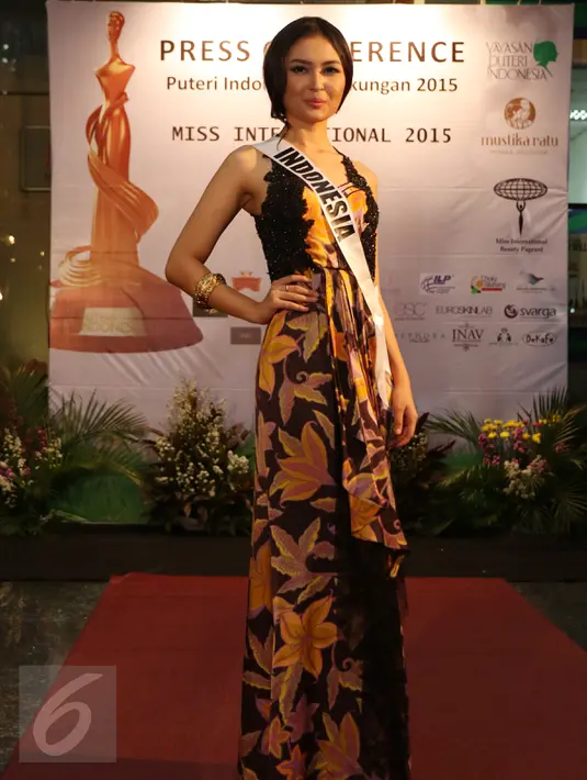 Puteri Indonesia Lingkungan 2015, Chintya Fabyola menunjukan salah satu kostum untuk dipakai di ajang Miss International 2015, Jakarta, Kamis (8/10/2015). Miss International 2015 akan diselengarakan di Tokyo pada 16 Oktober. (Liputan6.com/Herman Zakharia)