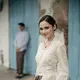 Jelang hari bahagia, Syifa Hadju mencuri perhatian dengan gaya elegan berkebaya lace yang dipadukan dengan sepatu mules Rp500 ribuan saat pemotretan prewedding bernuansa adat Jawa. [@syifahadju].