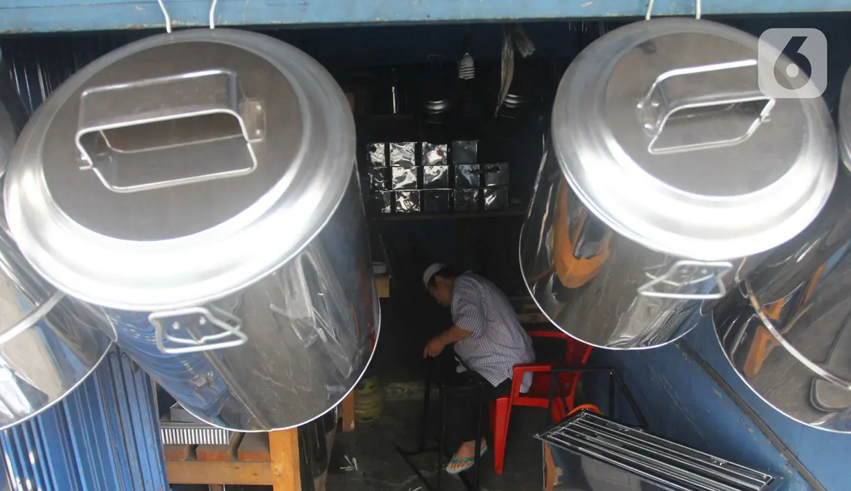 Penanak nasi  yang siap dijual tergantung di Pamulang, Tangerang Selatan, Banten  Minggu( 12/1/2020). Perabot tersebut dipasarkan hingga kawasan Jabotabek. (merdeka.com/Arie Basuki)