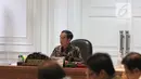 Presiden Joko Widodo memimpin Rapat Terbatas Evaluasi Proyek Strategis Nasional di Kantor Presiden, Jakarta, Senin (16/4). Jokowi mengatakan proyek strategis nasional yang mulai dikerjakan pada 2018 agar segera dieksekusi. (Liputan6.com/Angga Yuniar)