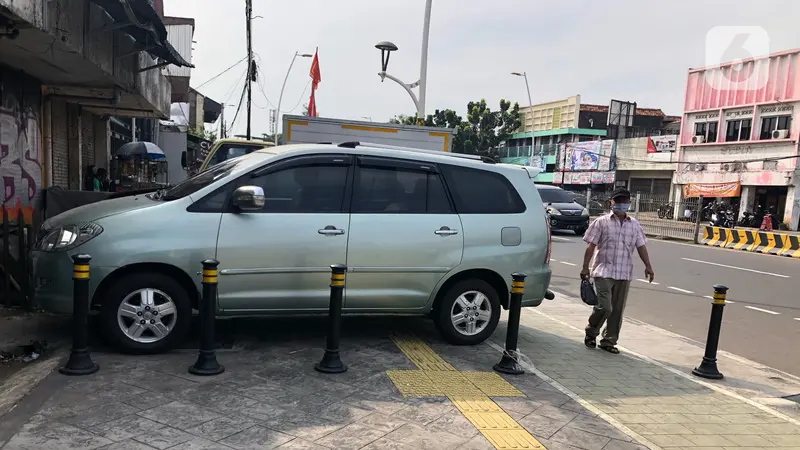 Trotoar di Jatinegara Malah jadi Lahan Parkir Liar