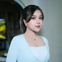 Dalam potret terbaru yang dibagikan, Jodie tampil dengan riasan bernuansa soft pink yang membuat wajahnya terlihat glowing, lembut, dan manis bak boneka. [@brisiajodie96].