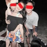 Beberapa foto bocah ABG yang sedang meremas payudara temannya ini kini telah beredar di dunia maya.  