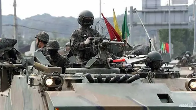 Militer Korea Selatan di atas kendaraan tempur. (AFP)
