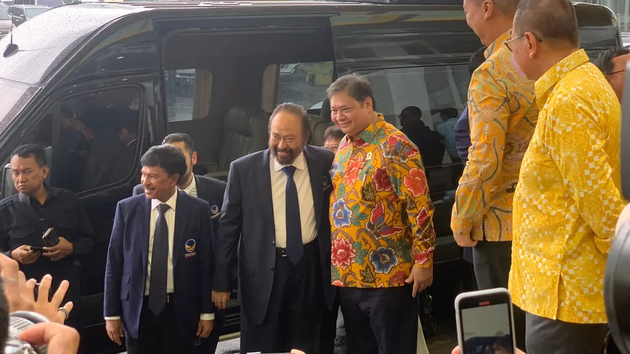 Kedatangan Surya Paloh di Kantor DPP Golkar disambut Ketua Umum Partai Golkar Airlangga Hartarto.