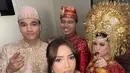 Indah memilih kebaya merah marun yang sarat akan detail artistik. Kebaya rancangan Laviena Wedding Gallery ini menghadirkan siluet klasik yang dipadu dengan sentuhan modern lewat taburan payet emas yang tertata rapi di seluruh permukaan kain. [@indahtrp].